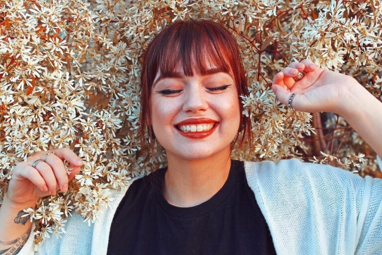 Comment couper sa frange soi même - fille avec frange
