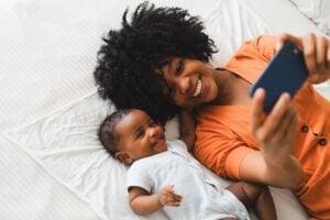 une maman et son bébé qui lancent une machine