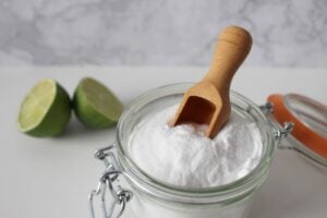 Bicarbonate de soude dans un bocal en verre.