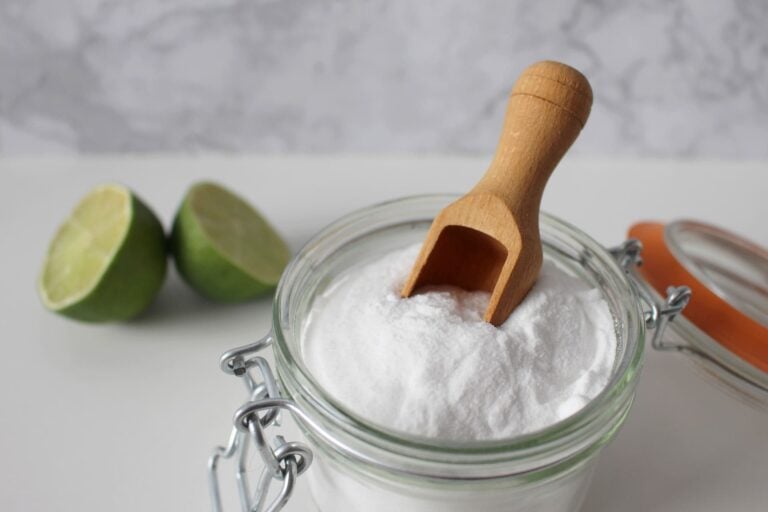 Bicarbonate de soude dans un bocal en verre.