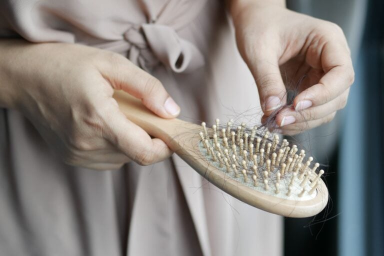 une dame qui se brosse les cheveux