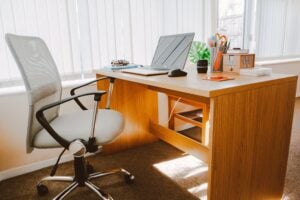 une femme allongée sur sa chaise de bureau