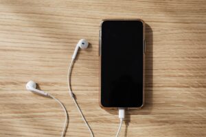 un téléphone avec une coque transparente