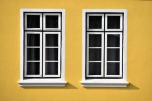 une porte de maison jaune