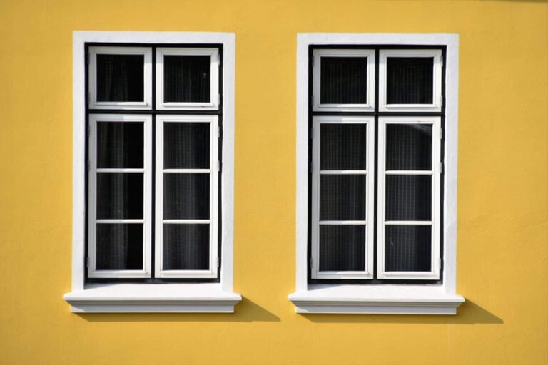 une porte de maison jaune