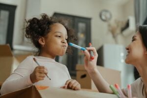 une main d'enfant qui prend des feutres
