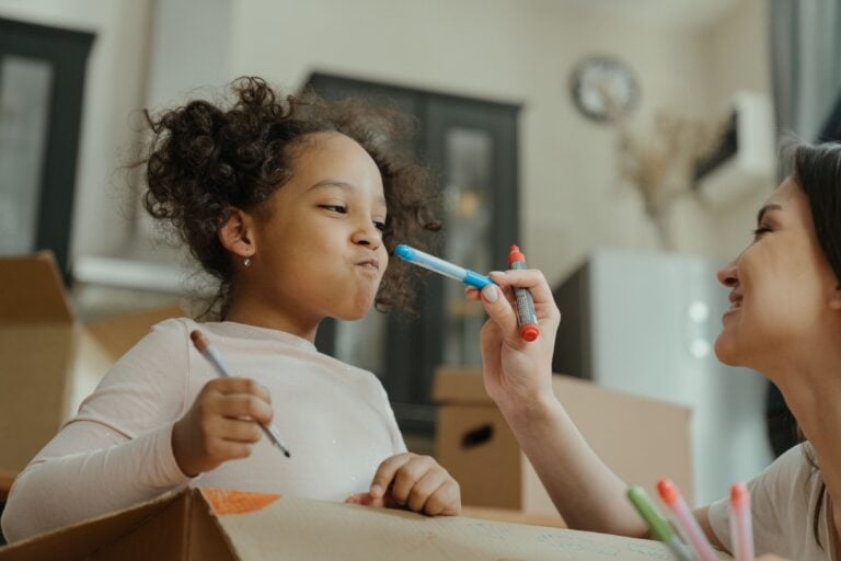 une main d'enfant qui prend des feutres