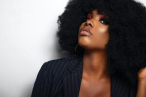 Femme avec une coupe afro mi-longue