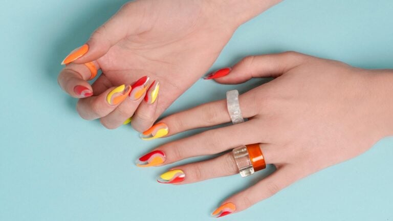 Décoration nail art à pois