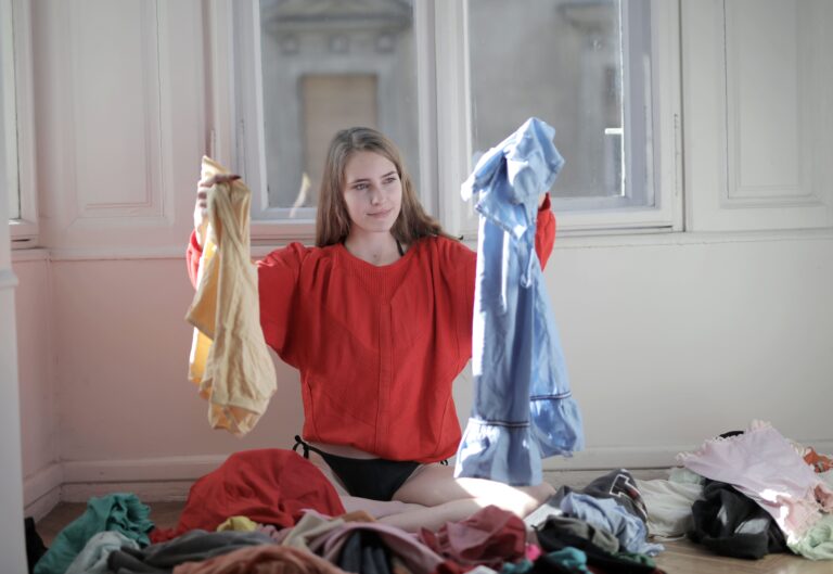 une femme qui a un panier à linge
