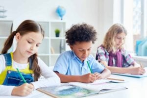 Image garde d'enfants en sortie d'école
