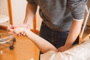 une femme qui massage des pieds
