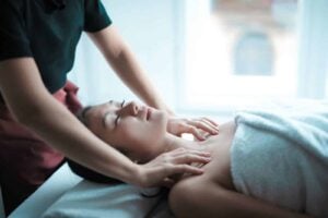 une femme enceinte qui se masse au roll-on