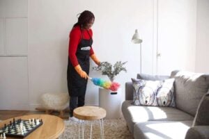 Un homme de ménage Wecasa utilise un produit de nettoyage sur une plaque de cuisson