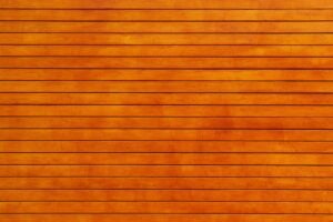 un mur en lambris de bois