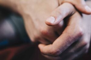 Une main et des ongles d'homme.