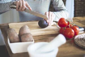 une dame allongée près d'une planche en bois