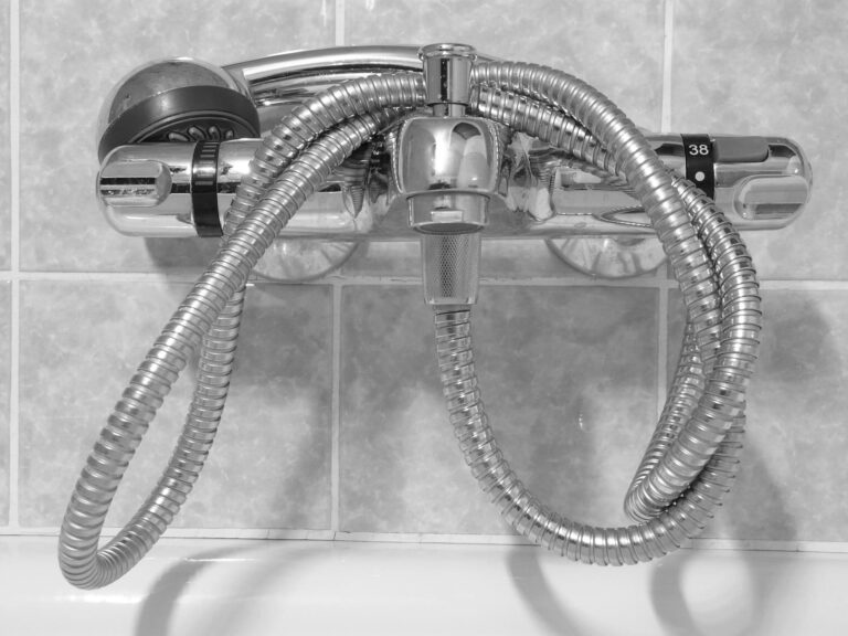 produits nécessaires pour nettoyer un évier en résine blanc jauni