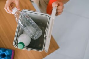 une femme qui tient un vaporisateur