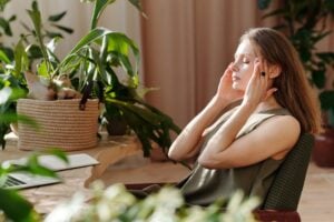 une femme allongée qui a mal à la tête