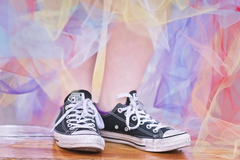 Une femme porte du tulle coloré