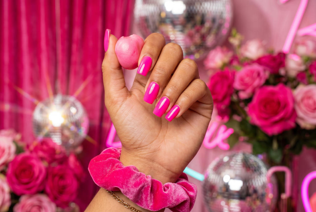 ongles semi permanent rose barbie néon