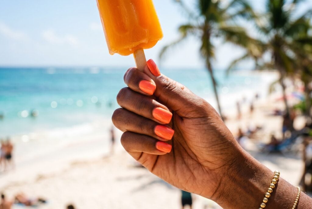 ongles semi permanent orange corail vitaminé