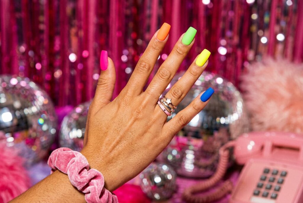 nail art rainbow fluo