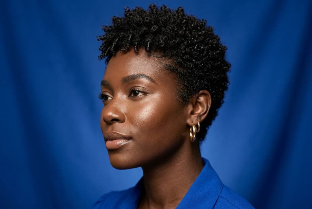 coupe pixie sur cheveux bouclés